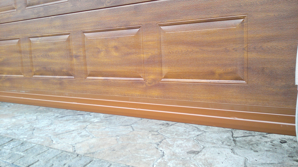 Ворота откатные автоматические,плюс калитка,заполнение сендвич панели филёнка золотой дуб.