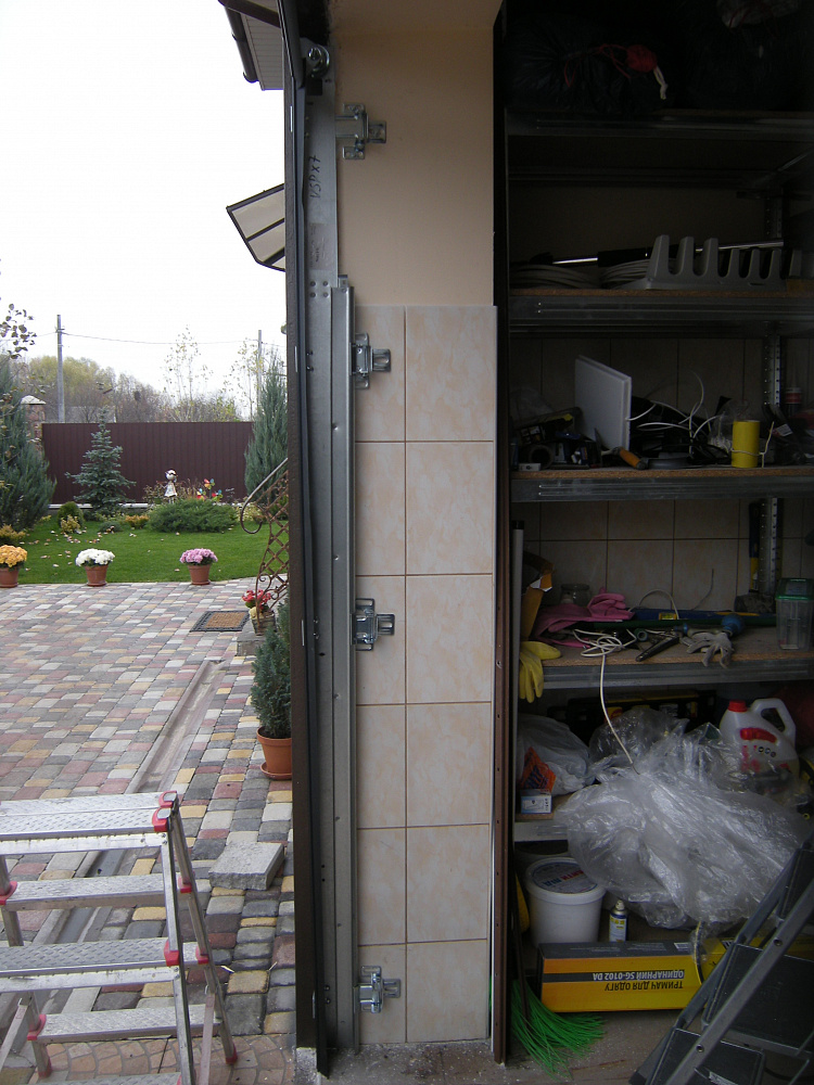 Ворота секционные Алютех со встроенным монтажом и задним расположением вала