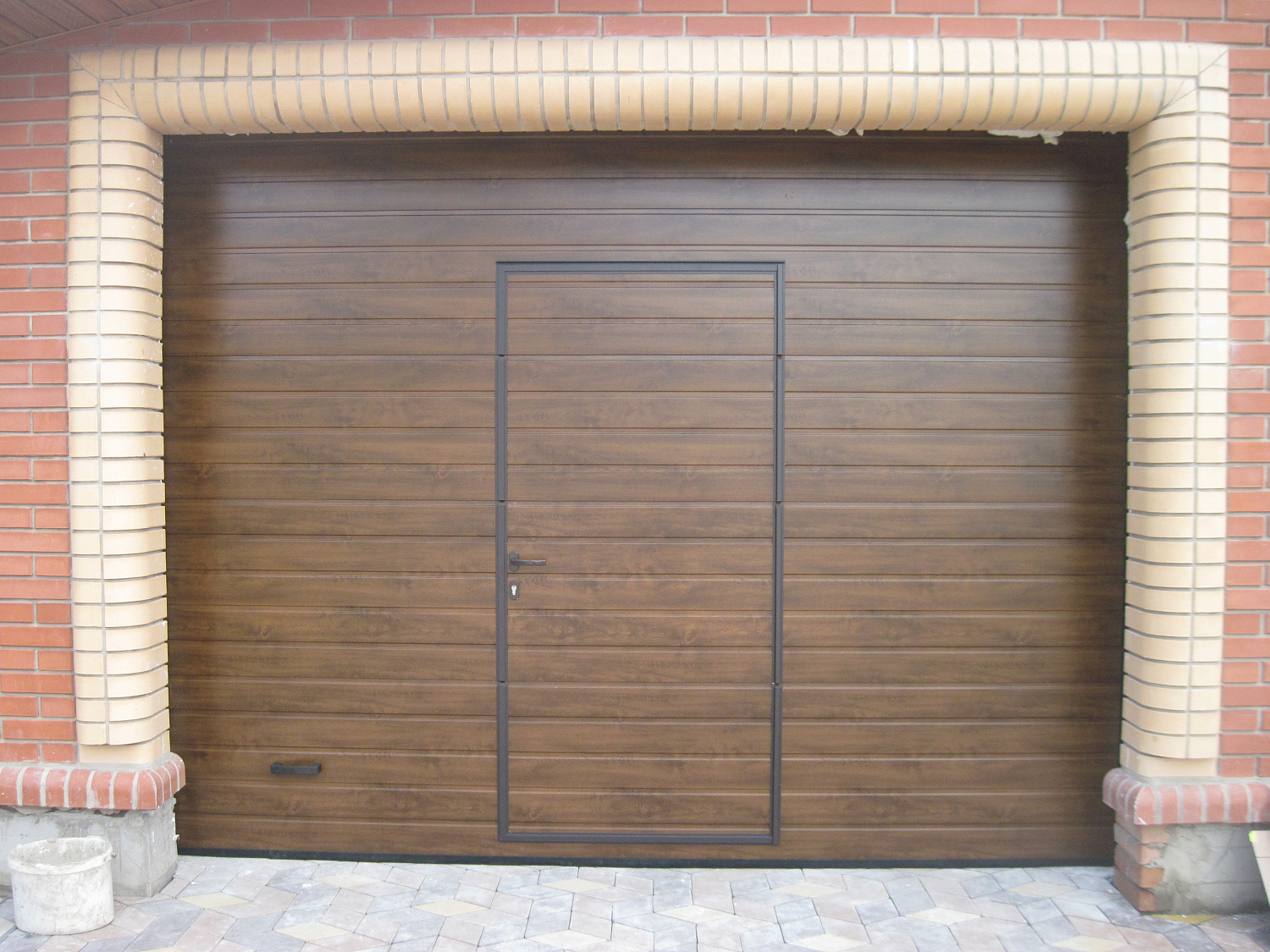 Ворота автоматические гаражные Алютех с калиткой.