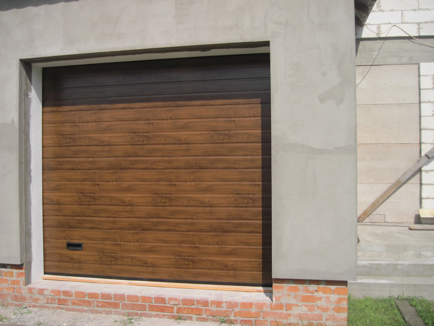 Ворота гаражные секционные S-гофр темный дуб