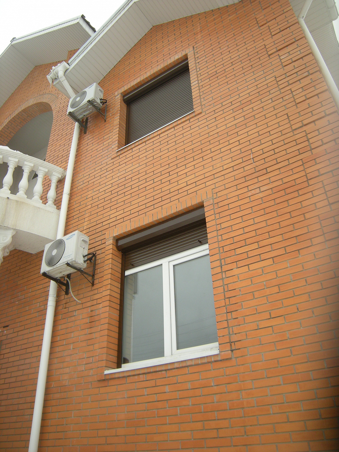 Защитные роллеты на окна. Гатное