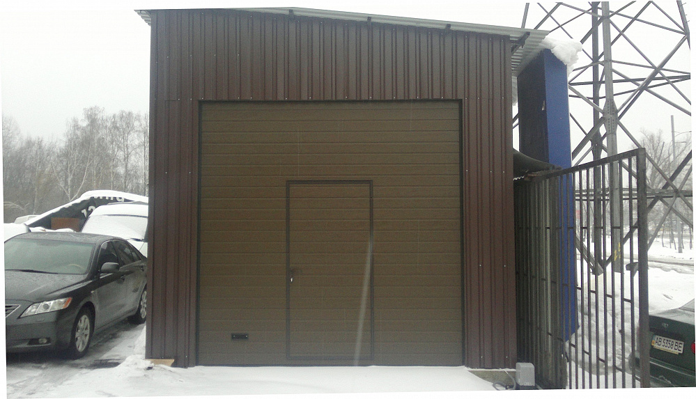 Секционные промышленные ворота с калиткой.