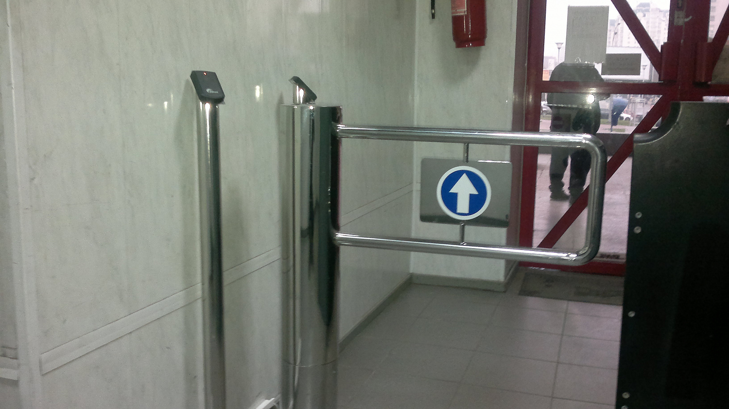 Турнікет-хвіртка Gate -T і стійки під зчитувач з полірованої нержавіючої сталі.
