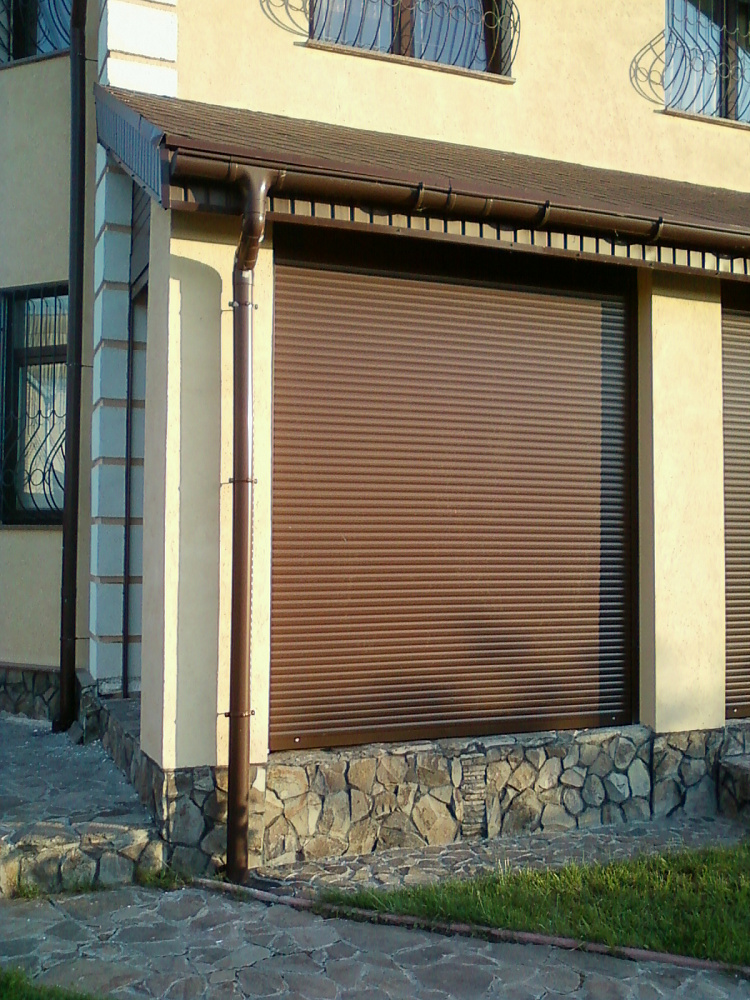 Роллеты с ручным управлением при помощи редуктор корда.