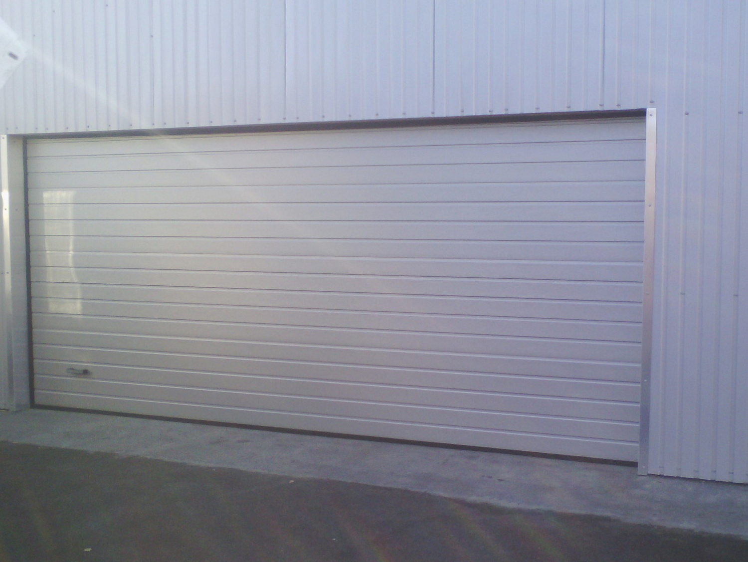 Гаражные ворота серии Classic, панель S-гофр, цвет металлик.