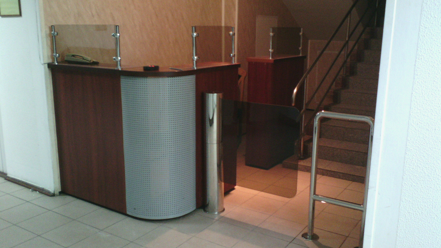 Установка турнікета-хвіртки GATE-GS з полірованої сталі і тонованим ударостійким склом (МАУП).