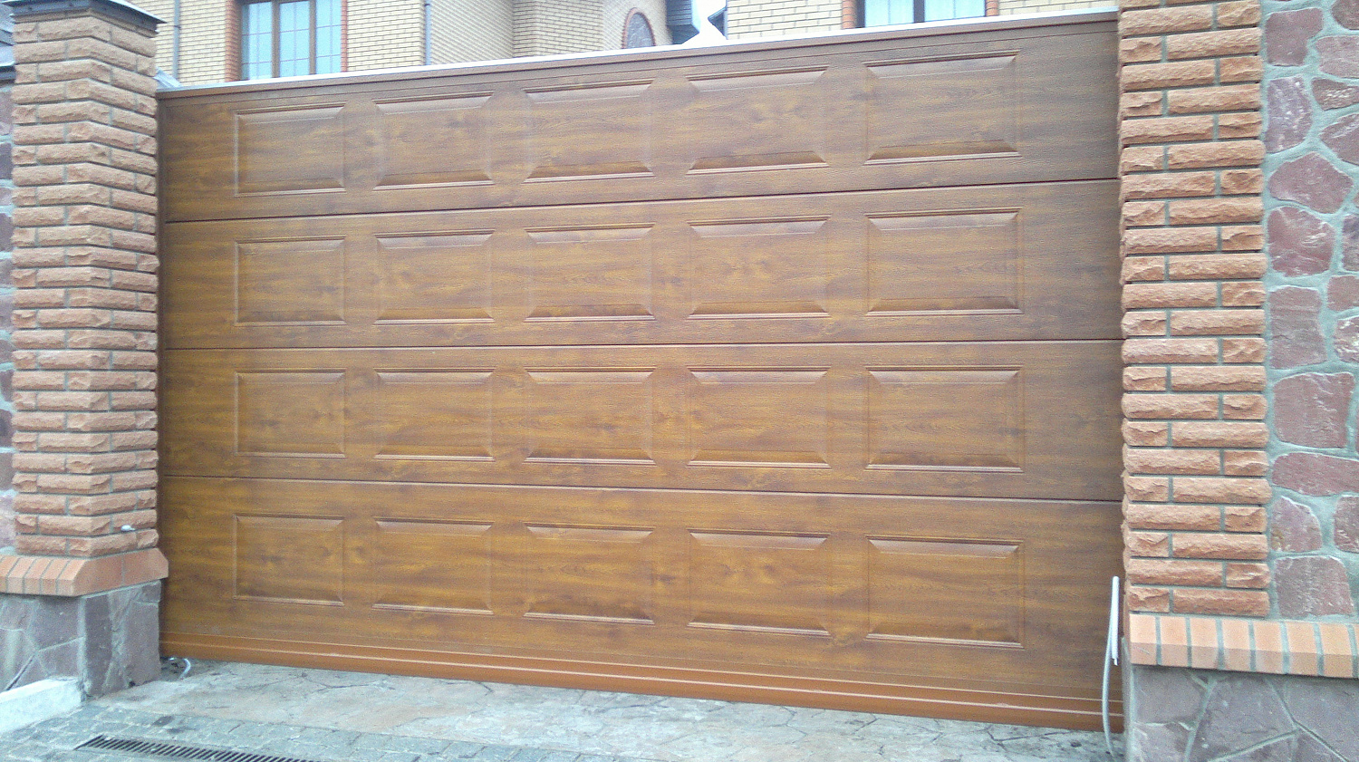 Ворота откатные автоматические,плюс калитка,заполнение сендвич панели филёнка золотой дуб.
