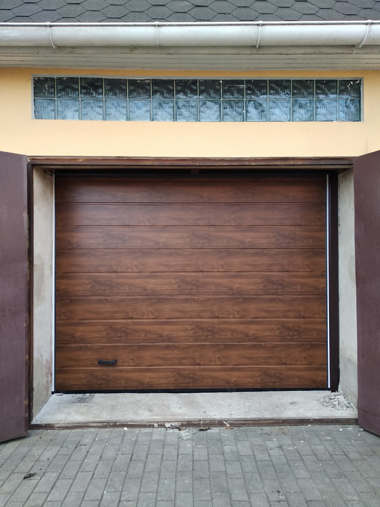 Ворота секционные Алютех. М-гофр, темный дуб.