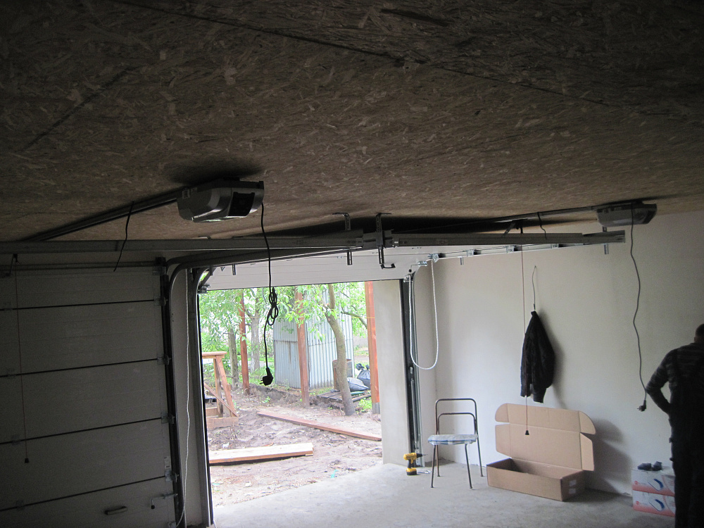 Секционные ворота с автоматическим приводом.