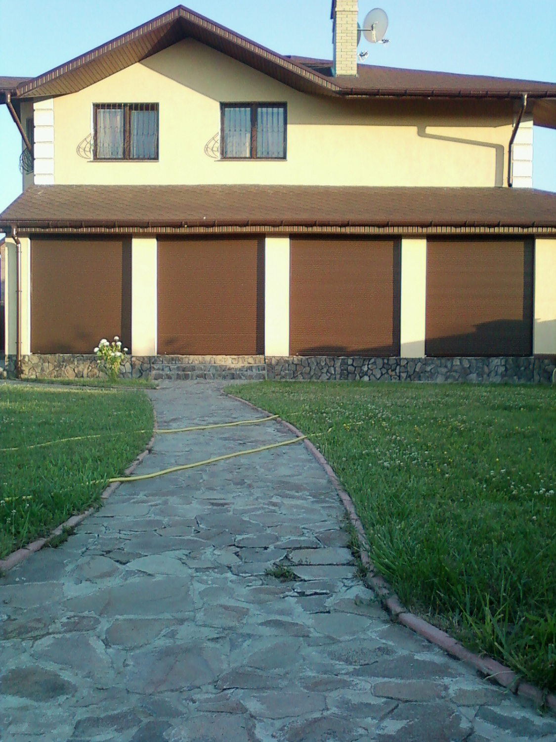 Роллеты с ручным управлением при помощи редуктор корда.