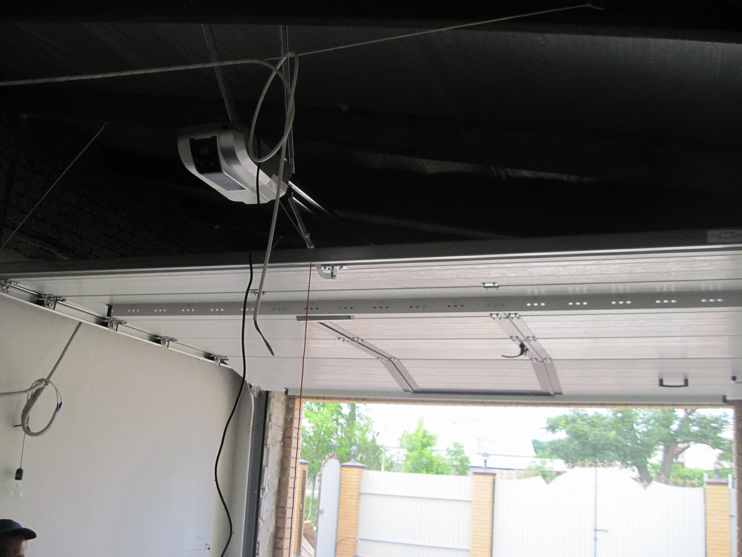 Ворота автоматические гаражные Алютех с калиткой.