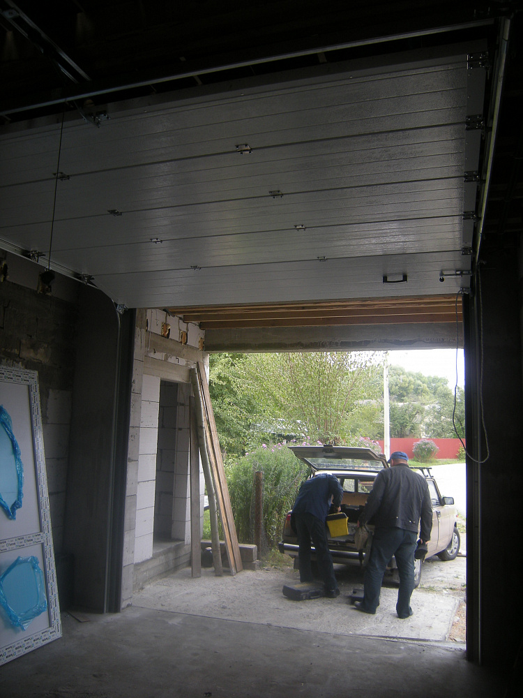 Ворота секционные автоматические с торсионным пружинами.