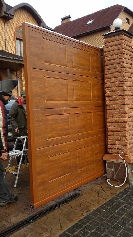 Ворота откатные автоматические,плюс калитка,заполнение сендвич панели филёнка золотой дуб.