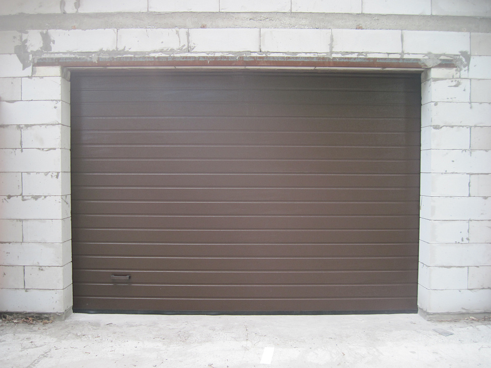 Установка гаражных автоматических ворот Алютех, панель s-гофр, ral 8017.