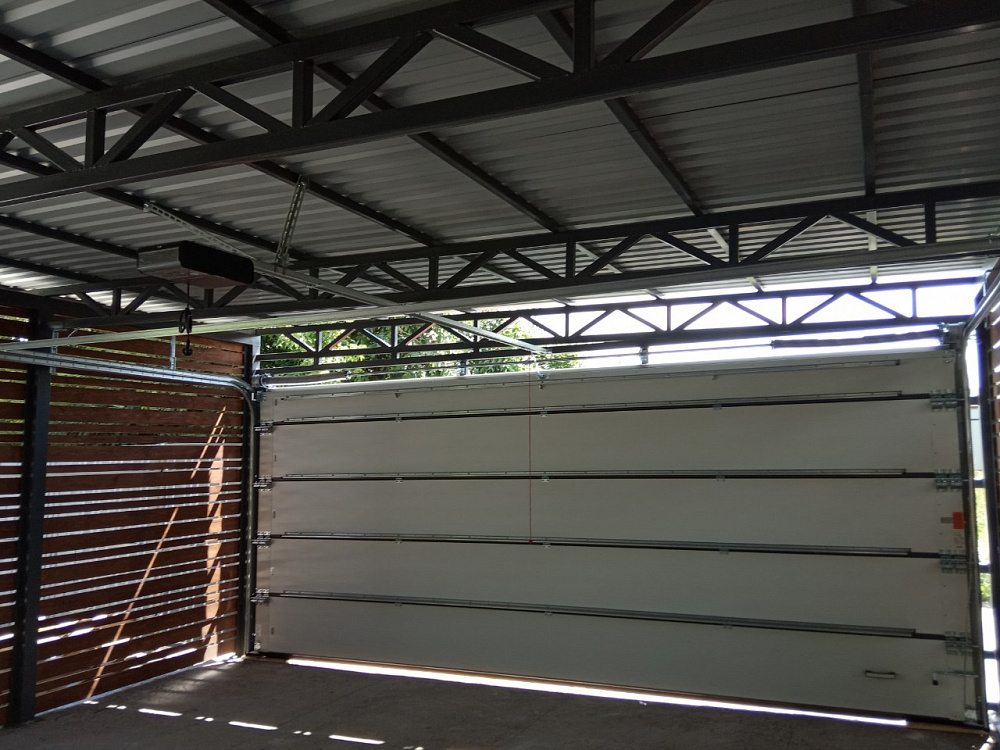 Ворота гаражні секційні в кольорі антрацит.