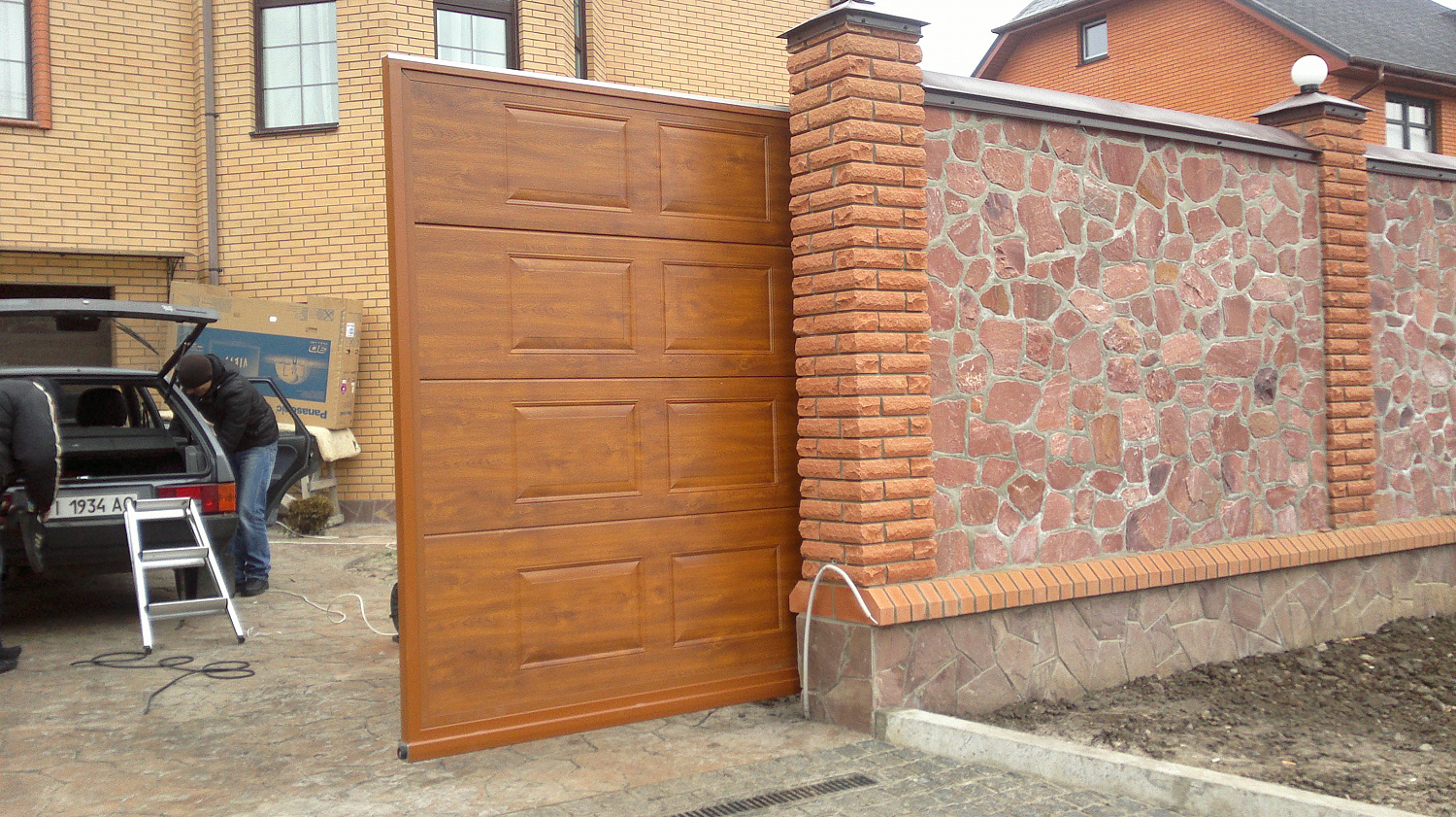 Ворота откатные автоматические,плюс калитка,заполнение сендвич панели филёнка золотой дуб.