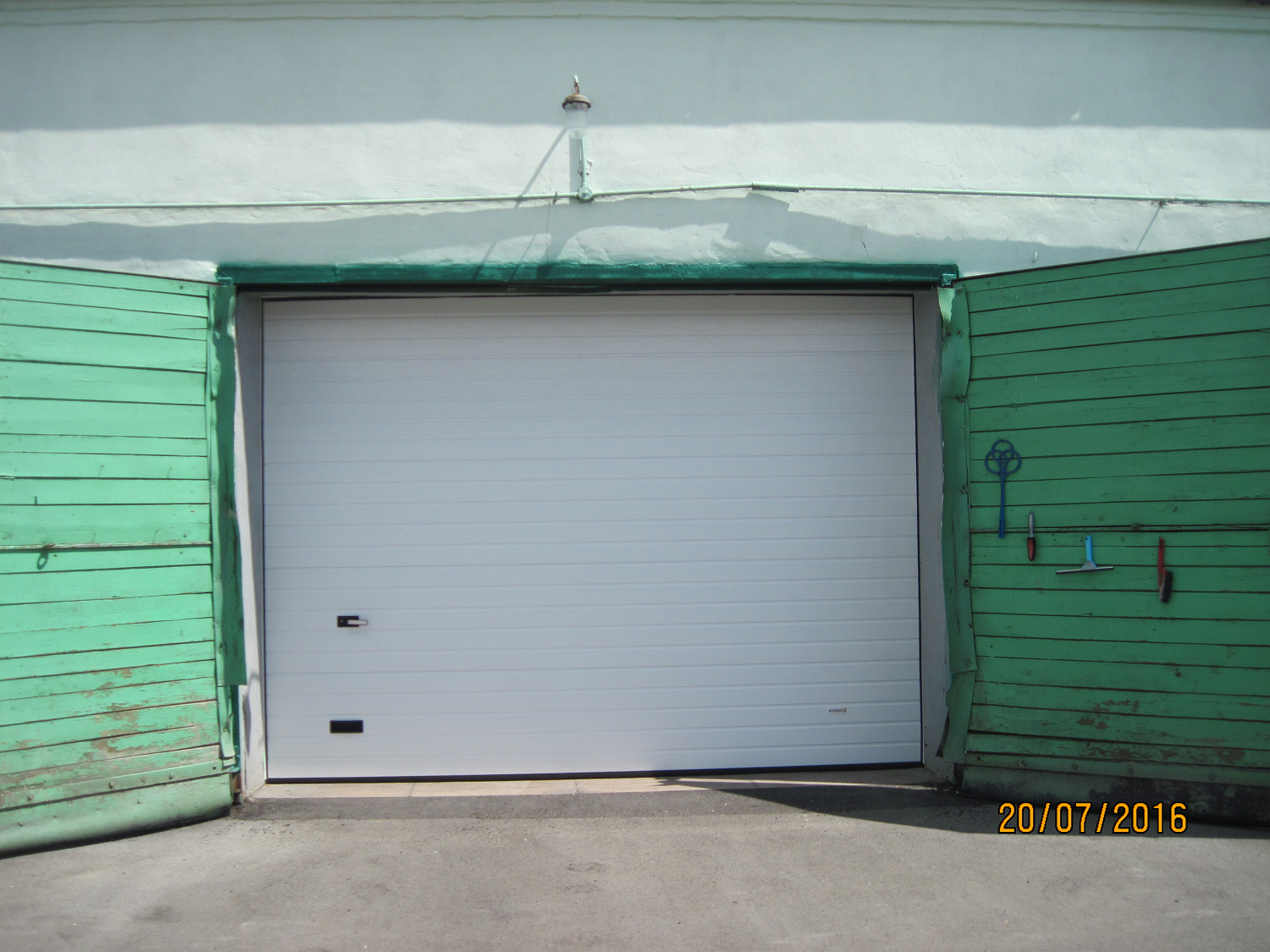 Утепление проемов в боксах воротами Алютех.