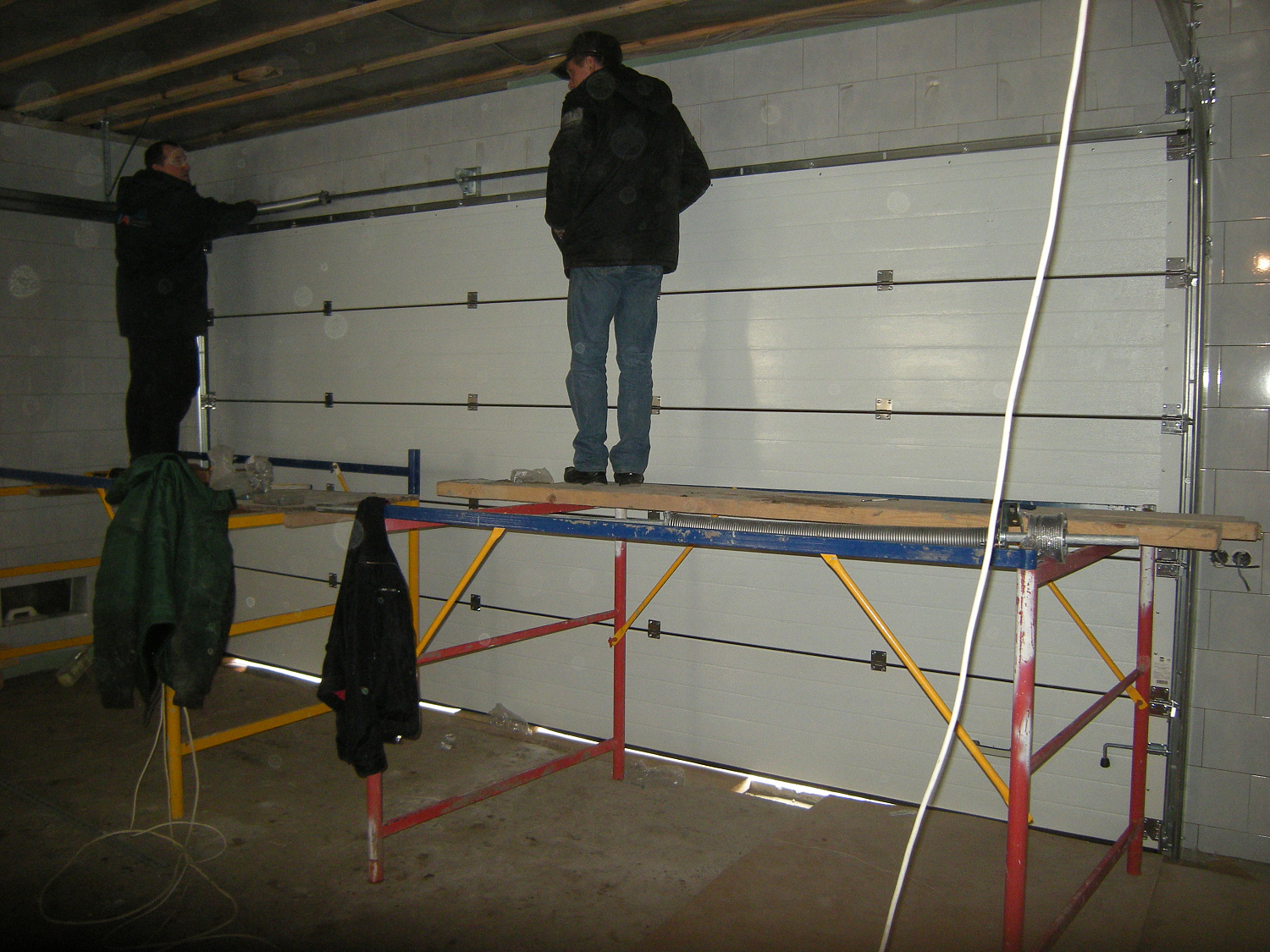 Ворота Алютех секционные гаражные Classic, панель филенка, цвет коричневый.