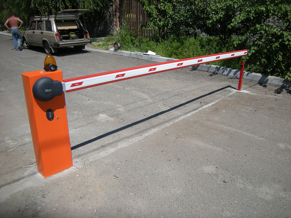 Шлагбаум автоматичний Nice WIL4 з доп. стійкою під фотоелемент безпеки.