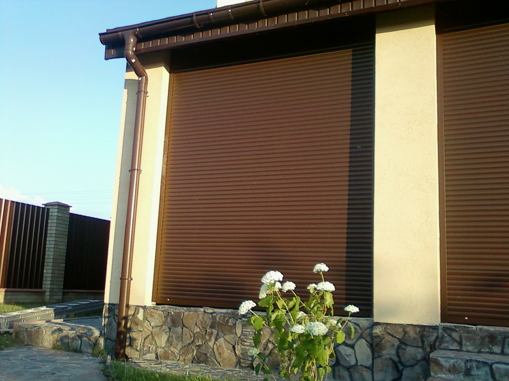 Роллеты с ручным управлением при помощи редуктор корда.