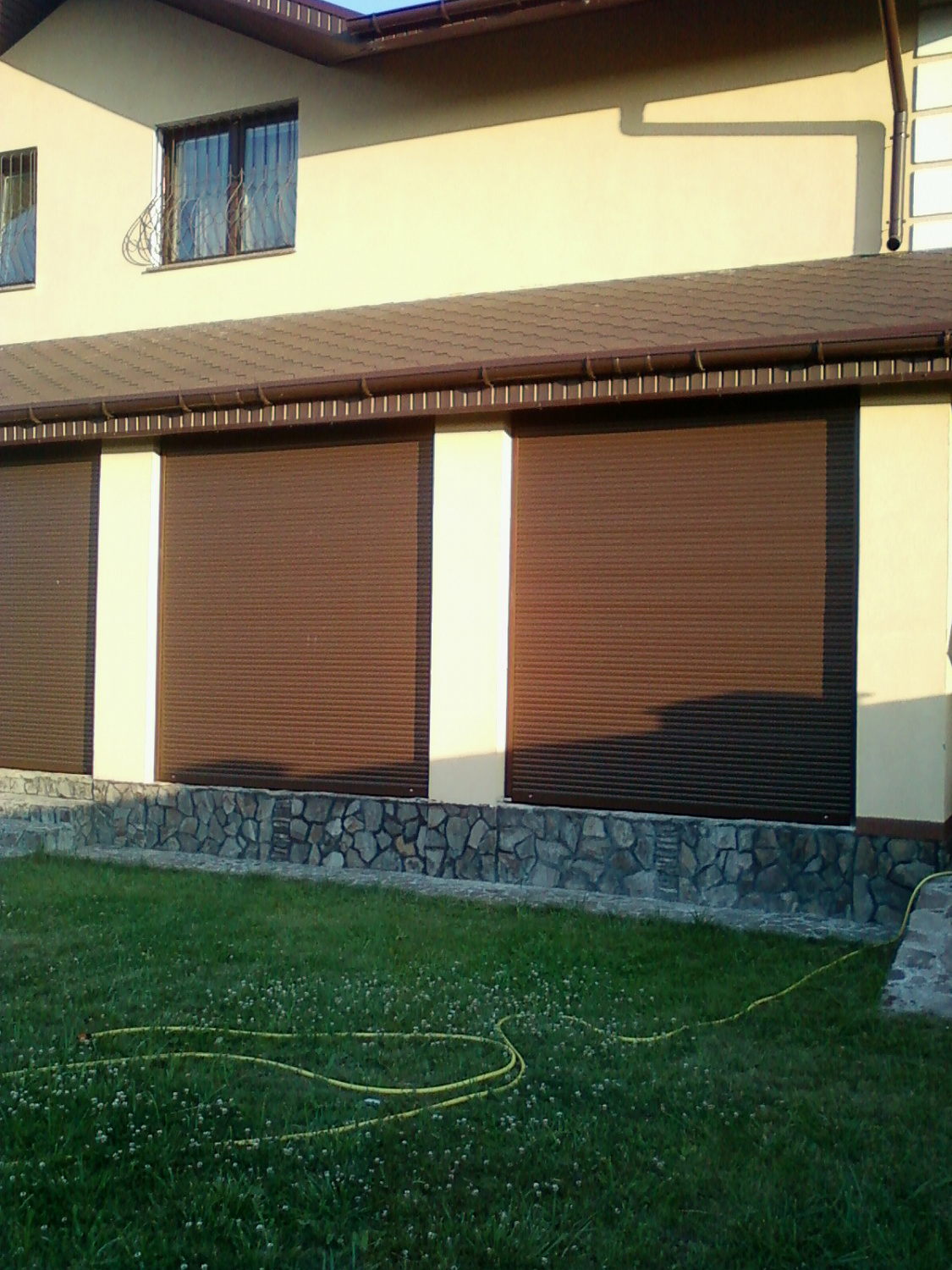 Роллеты с ручным управлением при помощи редуктор корда.