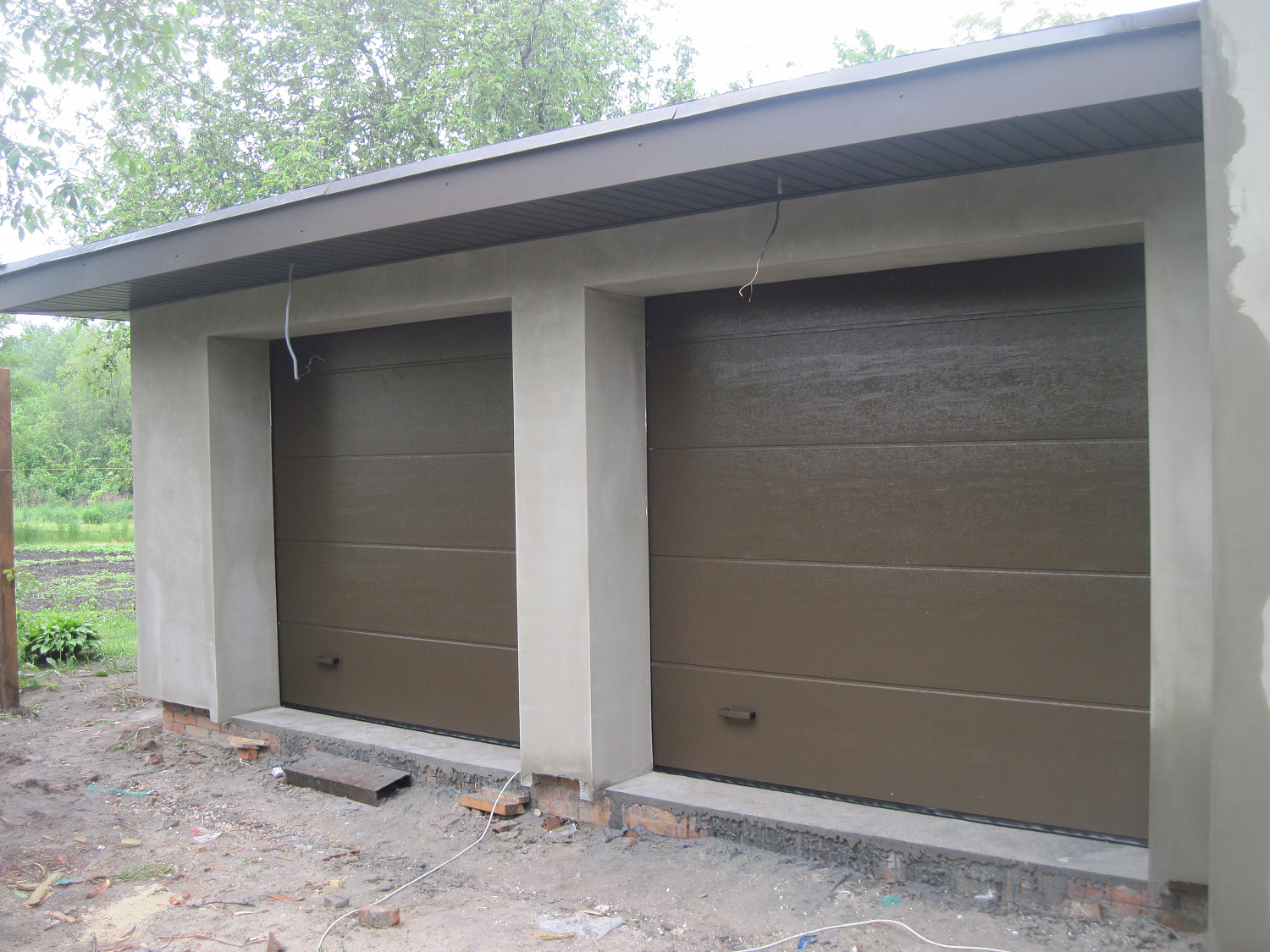 Секционные ворота с автоматическим приводом.