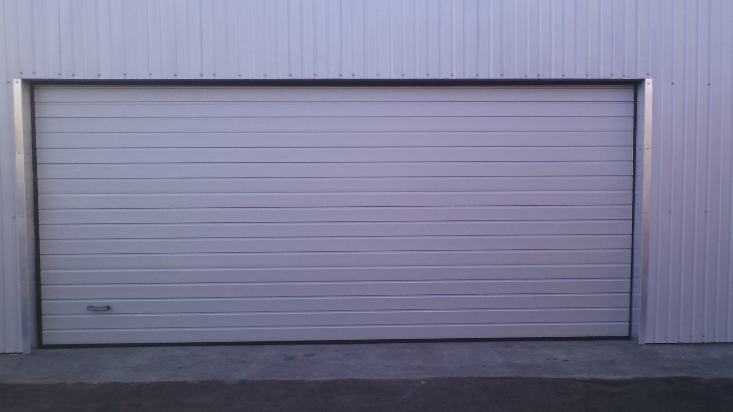 Гаражные ворота серии Classic, панель S-гофр, цвет металлик.