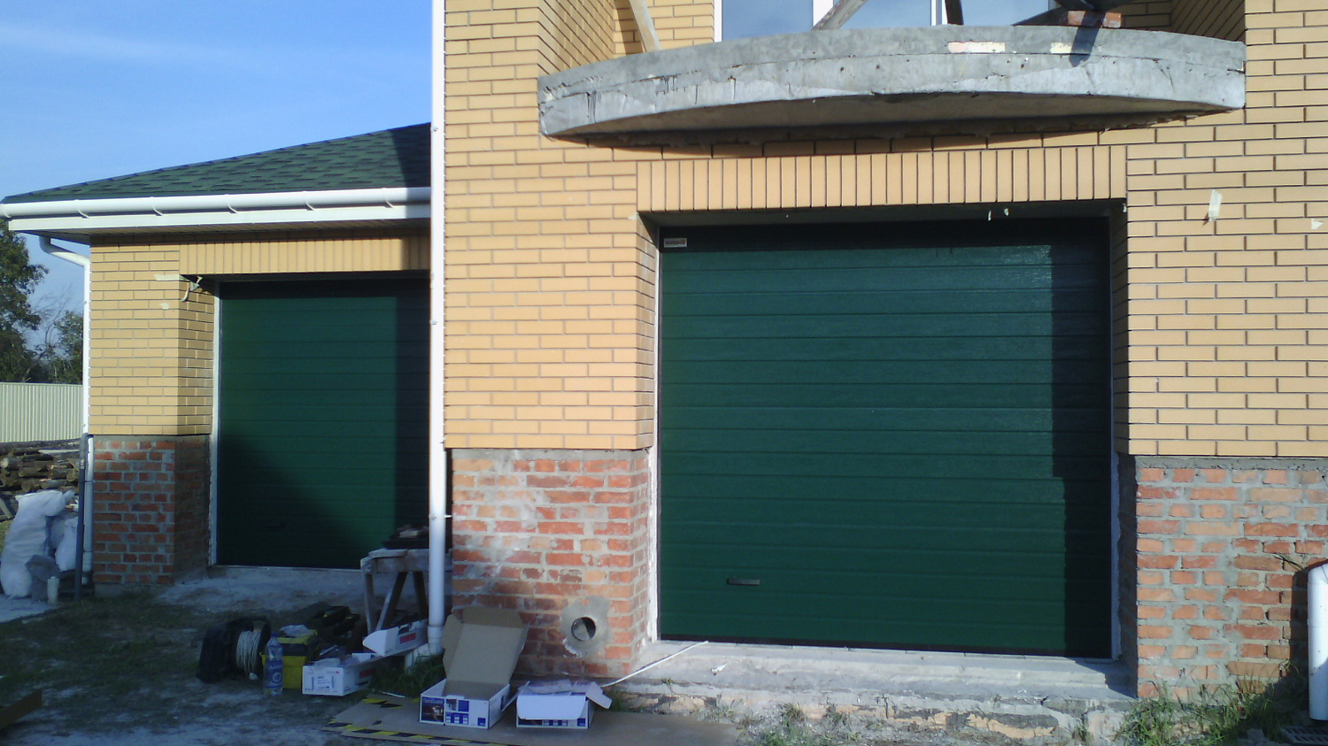 Секционные гаражные ворота Алютех S-гофр цвет зелёный.