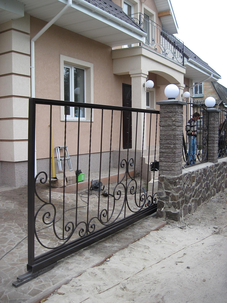 Ворота відкатні та хвіртка з елементами ковки.