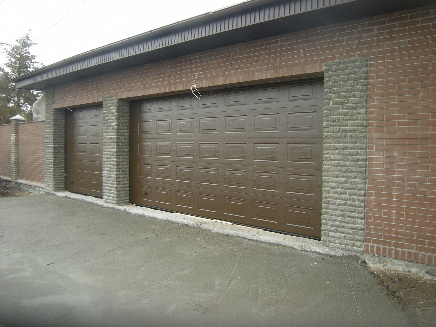 Ворота Алютех секционные гаражные Classic, панель филенка, цвет коричневый.