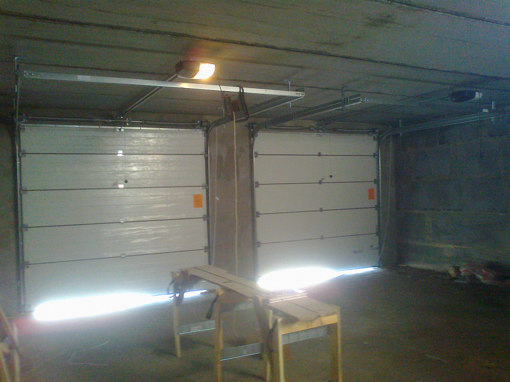 Гаражные автоматические секционные ворота Алютех.