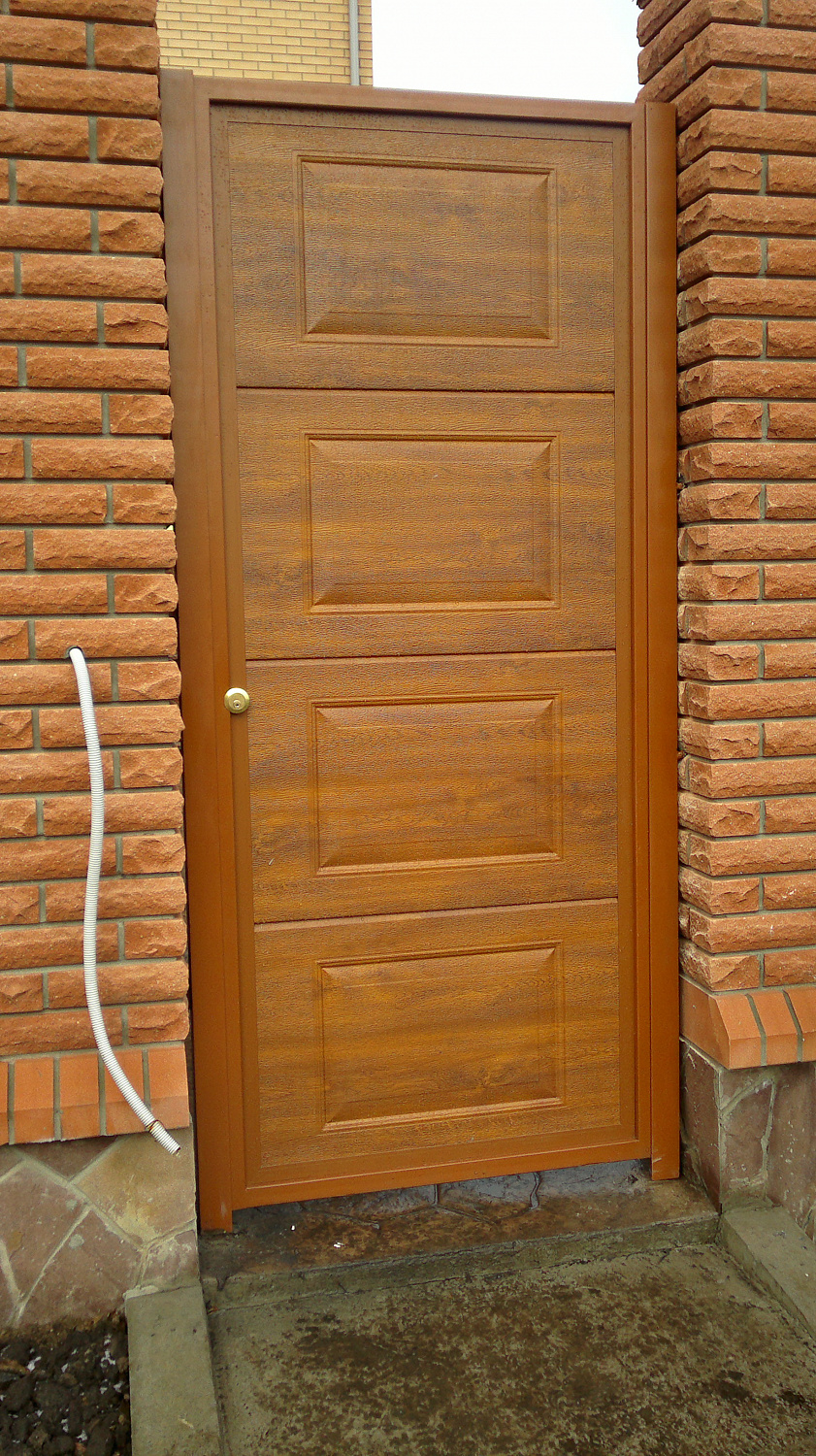 Ворота откатные автоматические,плюс калитка,заполнение сендвич панели филёнка золотой дуб.