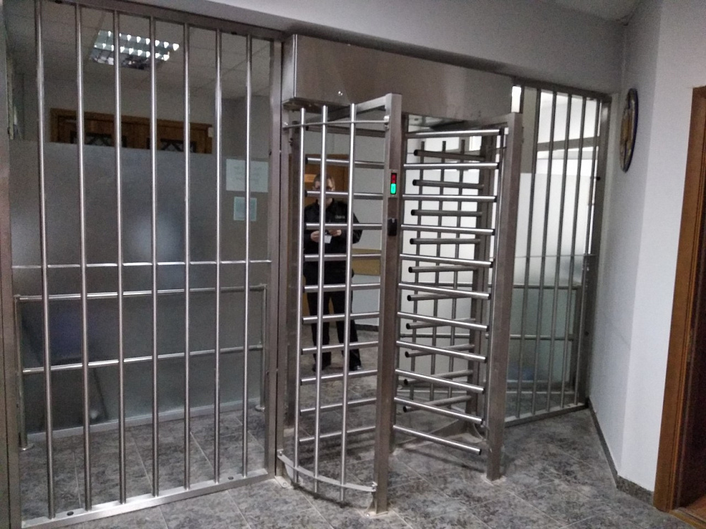 Турникет однопроходной полноростовой Sesam с ограждением. Прокуратура Дарницкого р-на. г. Киев.
