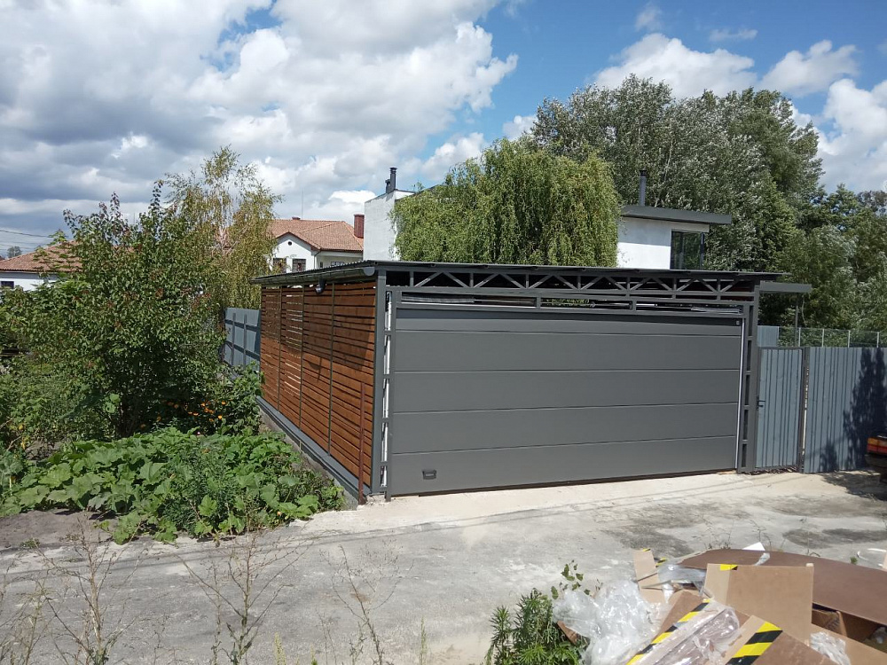 Ворота гаражні секційні в кольорі антрацит.