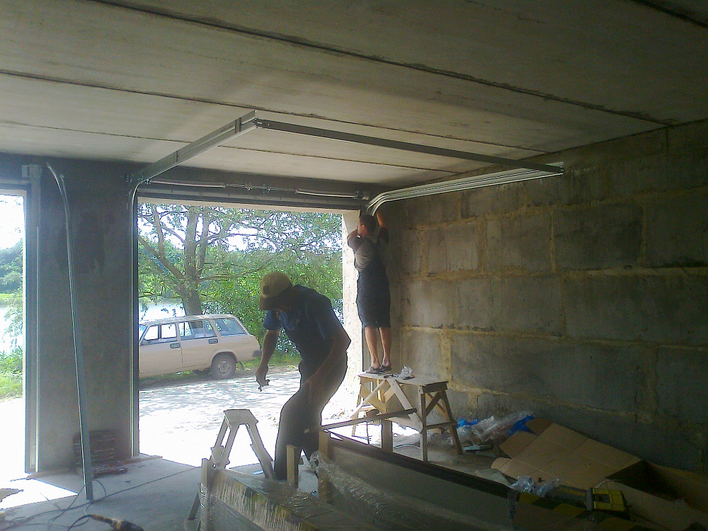 Гаражные автоматические секционные ворота Алютех.