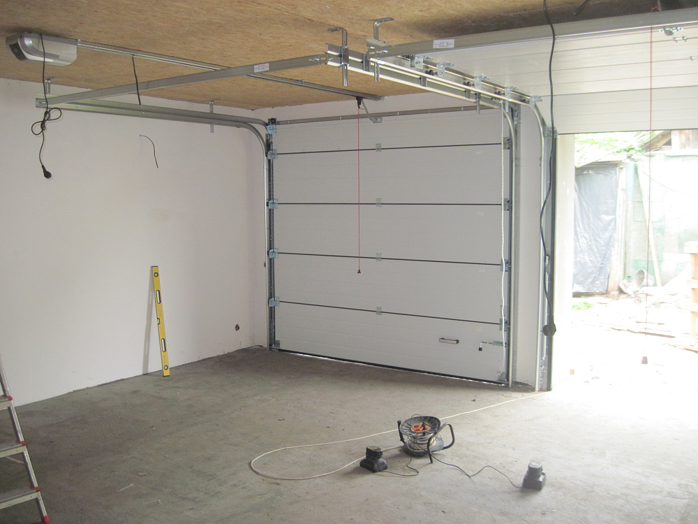 Секционные ворота с автоматическим приводом.