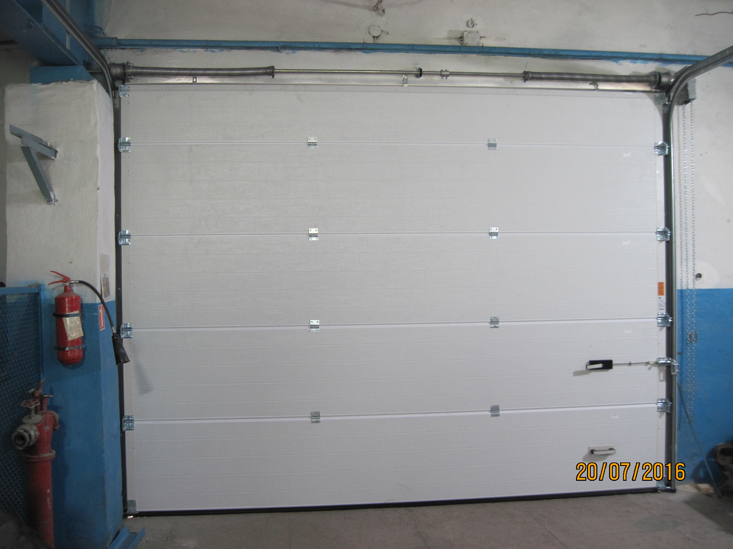 Утепление проемов в боксах воротами Алютех.