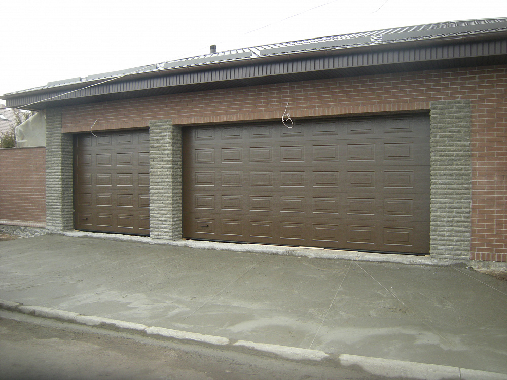 Ворота Алютех секционные гаражные Classic, панель филенка, цвет коричневый.