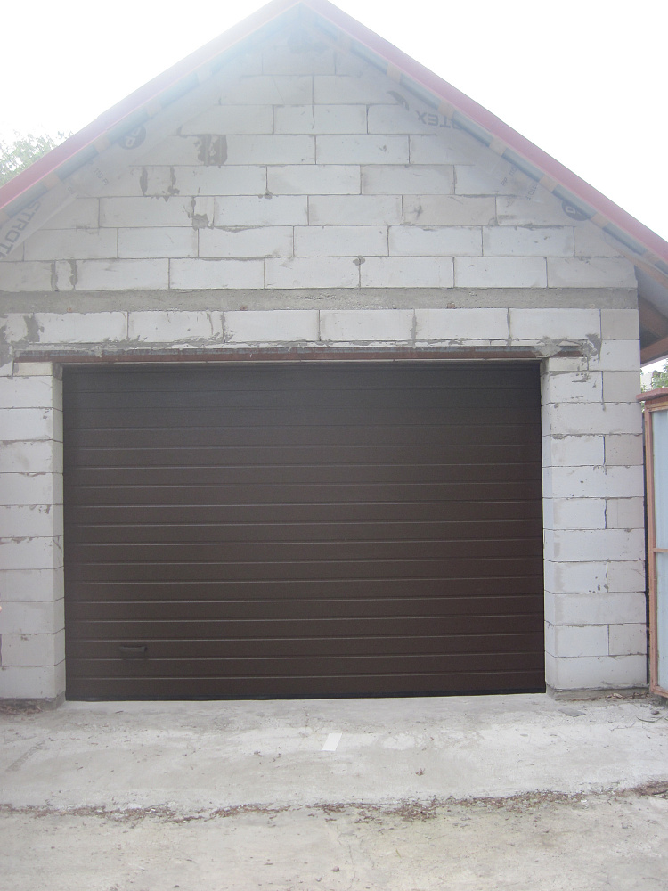 Установка гаражных автоматических ворот Алютех, панель s-гофр, ral 8017.
