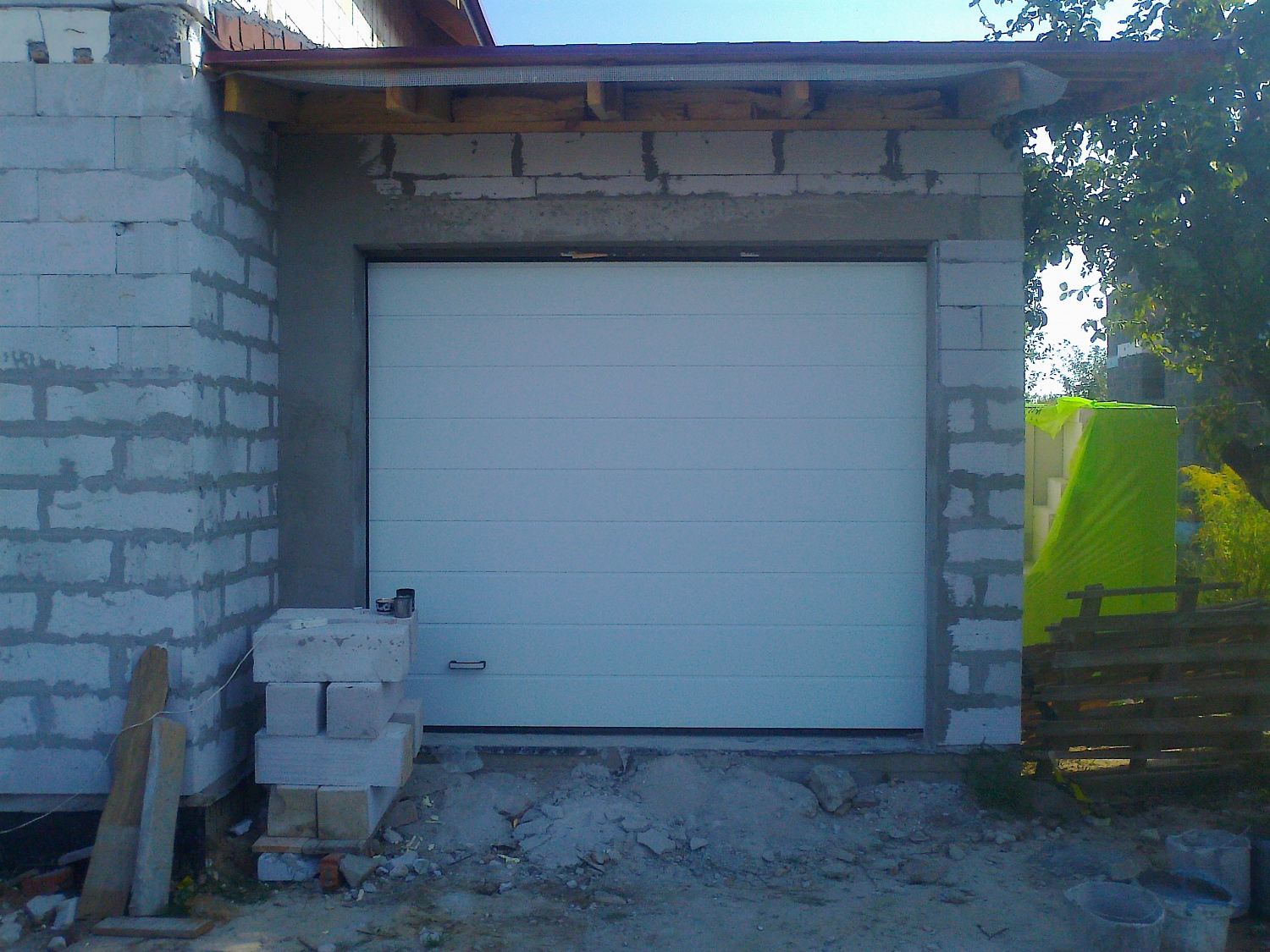 Ворота гаражные секционные. Полотно м-гофр цвет белый.