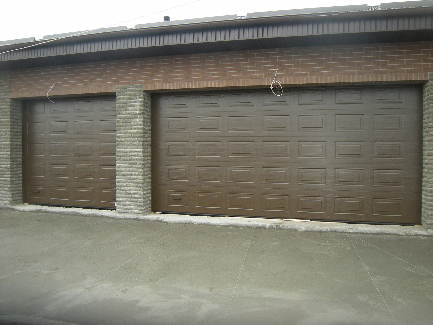 Ворота Алютех секционные гаражные Classic, панель филенка, цвет коричневый.