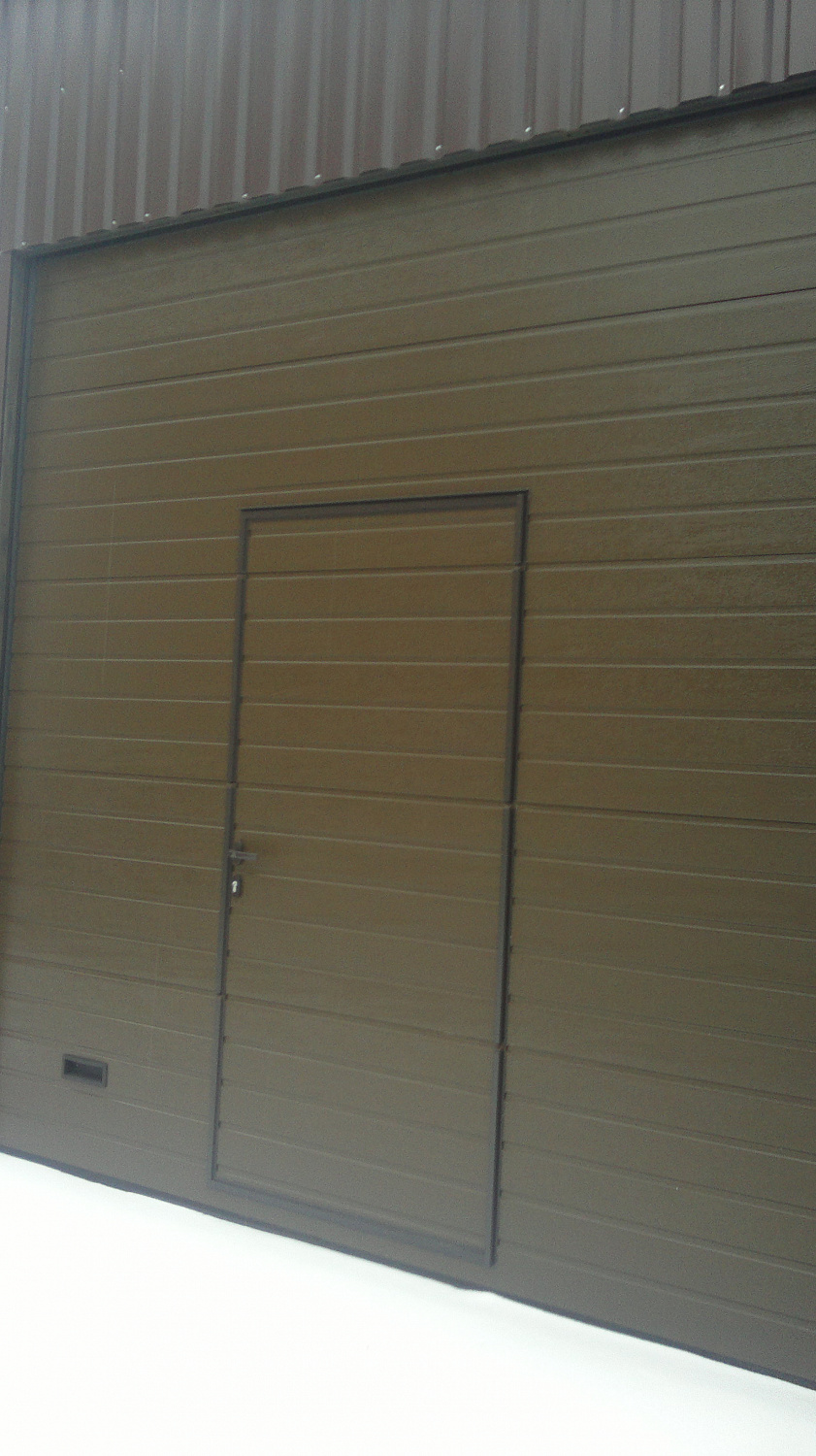 Секционные промышленные ворота с калиткой.