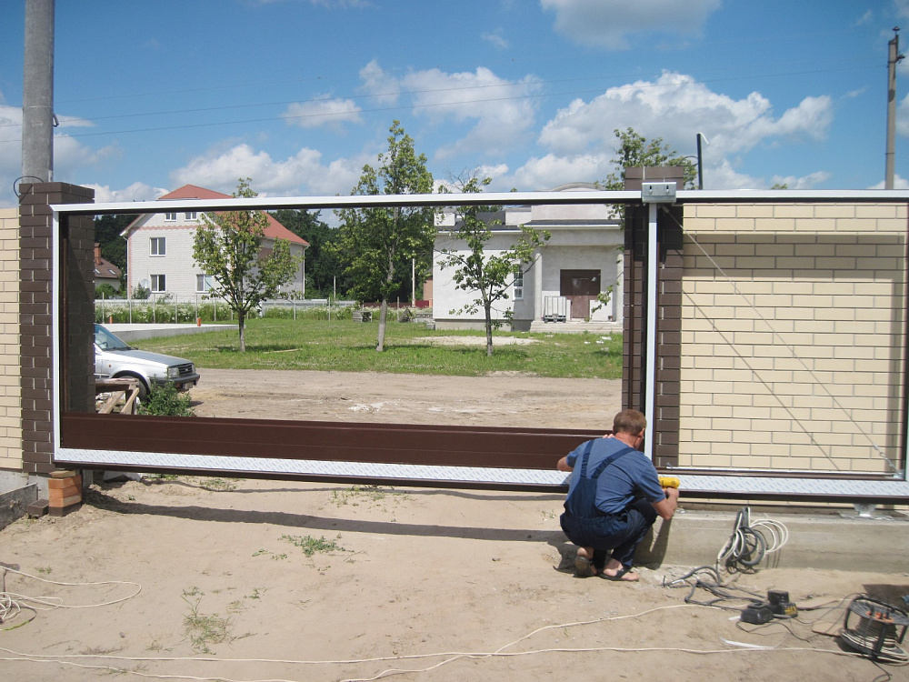 Откатные ворота и калитка серии ADS400 ALUTECH. Город Бровары