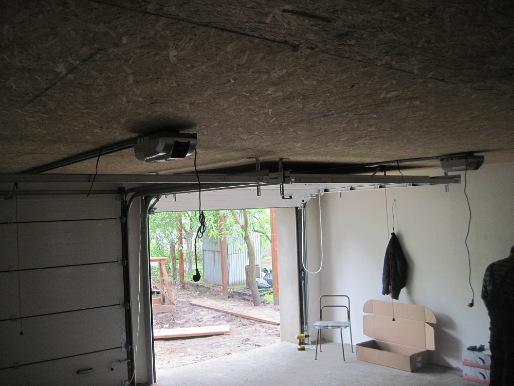 Секционные ворота с автоматическим приводом.