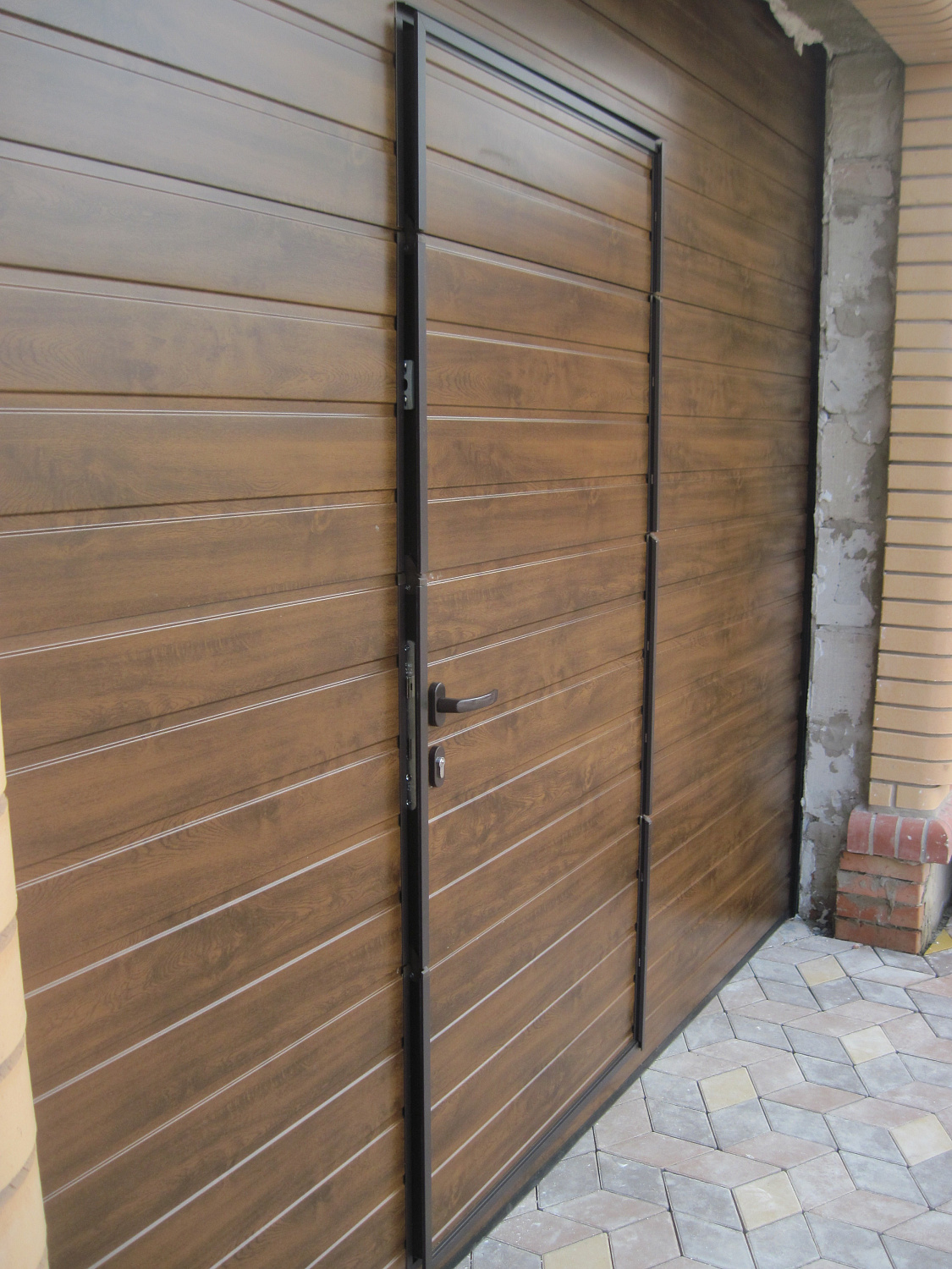 Ворота автоматические гаражные Алютех с калиткой.