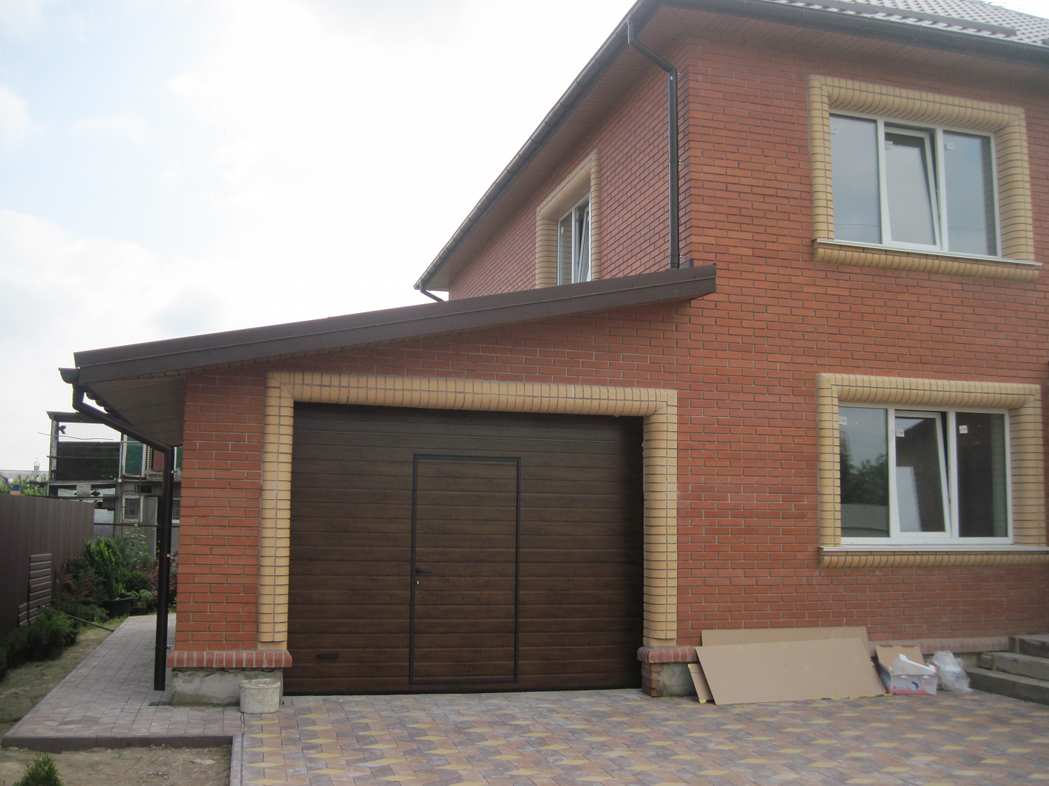 Ворота автоматические гаражные Алютех с калиткой.