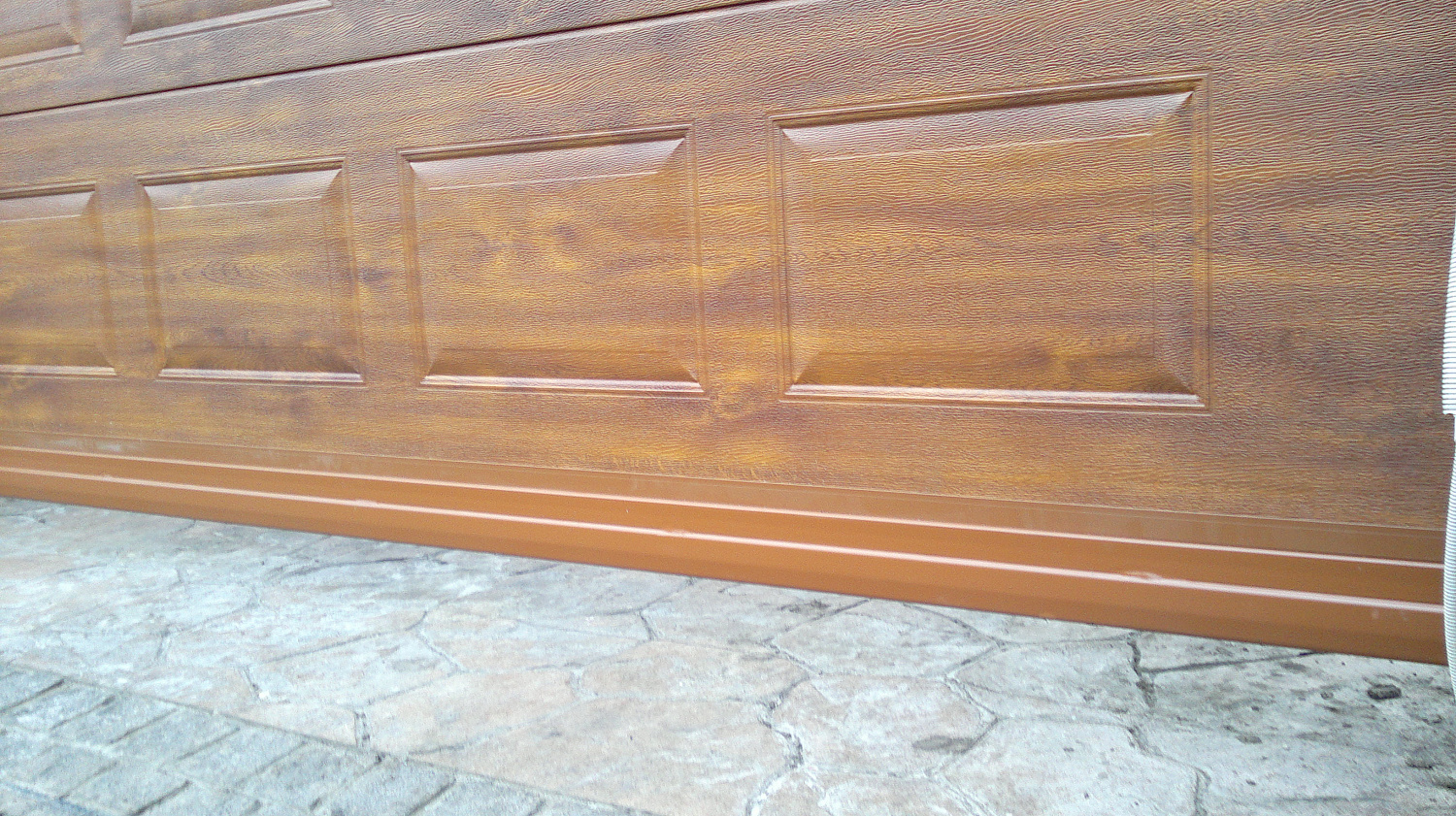 Ворота откатные автоматические,плюс калитка,заполнение сендвич панели филёнка золотой дуб.