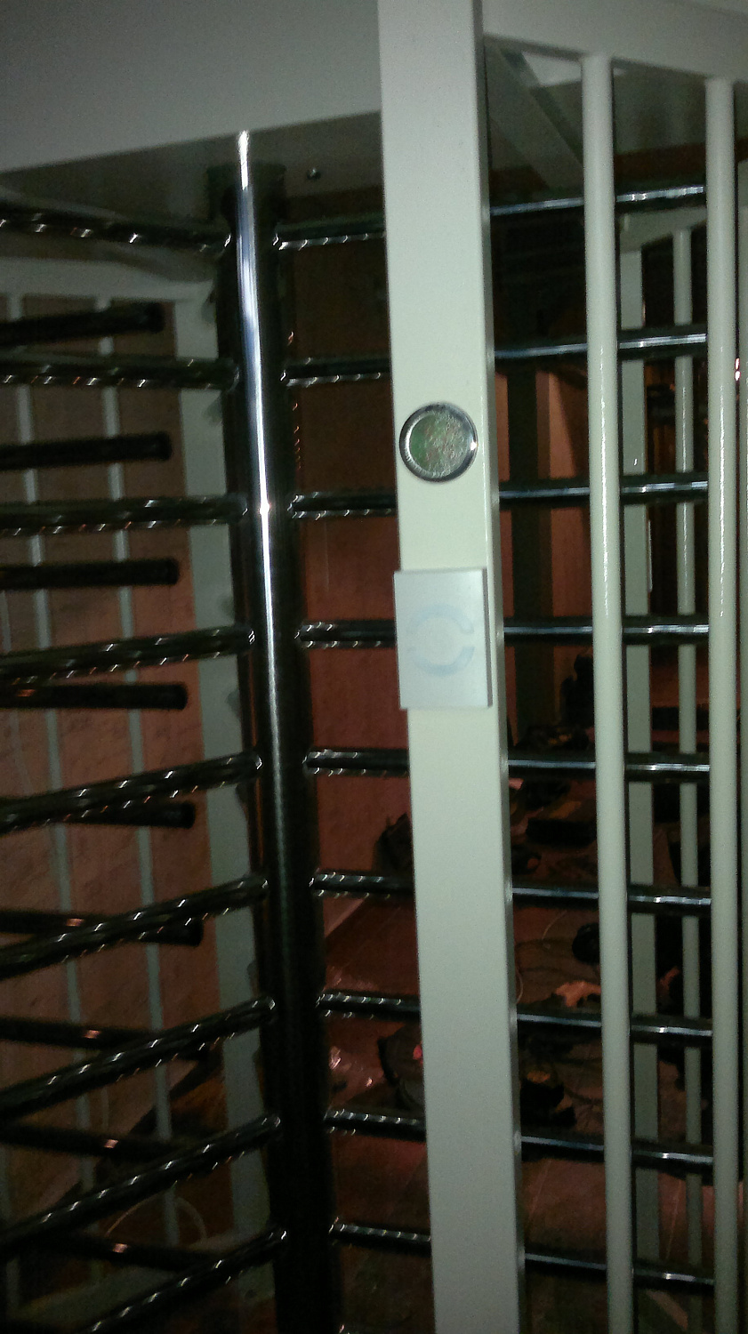 Турникет полноростовой однопроходной электромеханический с аварийной калиткой.Модель SESAME корпус стальной окрашенный, ротор н/ж полированный.