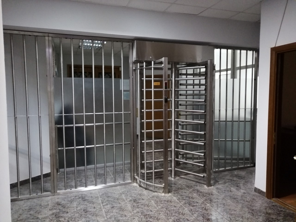 Турникет однопроходной полноростовой Sesam с ограждением. Прокуратура Дарницкого р-на. г. Киев.