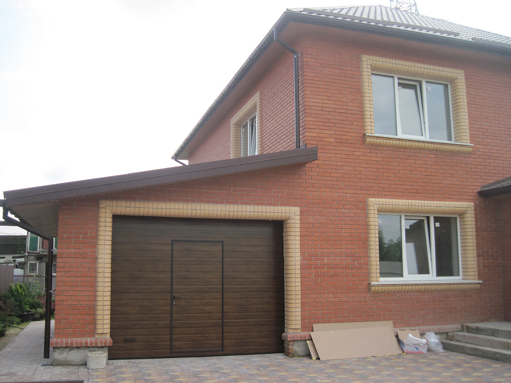 Ворота автоматические гаражные Алютех с калиткой.